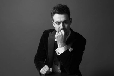 Akşam yemeği ceket, geri, fotoğraf makinesi, düz studio arka plan bakarak papyon genç yakışıklı bir adam portresi