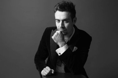 Akşam yemeği ceket, geri, fotoğraf makinesi, düz studio arka plan bakarak papyon genç yakışıklı bir adam portresi