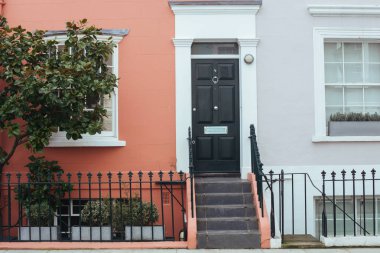Londra, İngiltere - 11 Mart 2018: Tipik renkli evlerden Notting Hill, cephe