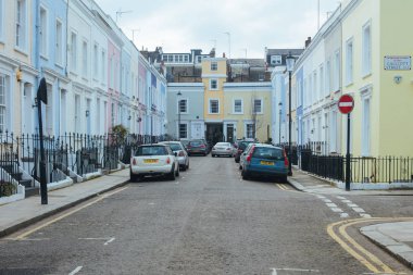 Londra, İngiltere - 11 Mart 2018: Tipik renkli evlerden Notting Hill, Londra, karnaval için ünlü cephe.