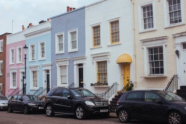 Londra, İngiltere - 11 Mart 2018: Tipik renkli evlerden Notting Hill, Londra, karnaval için ünlü cephe.