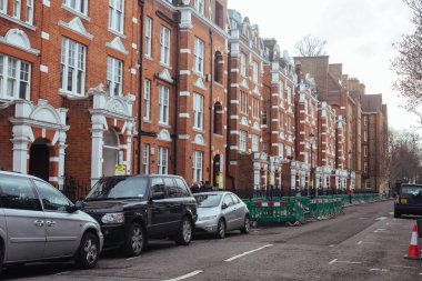 Londra/İngiltere - 13 Mart 2018: geleneksel tuğla evler Sheffield terasta Kensington Kilisesi sokakta Royal Borough Kensington ve Chelsea Londra, İngiltere