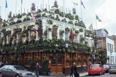 Londra, İngiltere - 10 Mart 2018: The Churchill Arms bir kamu Kensington Kilisesi Street, Notting Hill, Londra evidir. En az on dokuzuncu yüzyıldan beri sitede bir pub oldu.