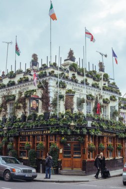 Londra, İngiltere - 10 Mart 2018: The Churchill Arms bir kamu Kensington Kilisesi Street, Notting Hill, Londra evidir. En az on dokuzuncu yüzyıldan beri sitede bir pub oldu.