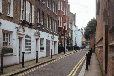 Geleneksel tuğla evler Dukes Lane'de Kensington Kilisesi sokakta Royal Borough Kensington ve Chelsea Londra, İngiltere