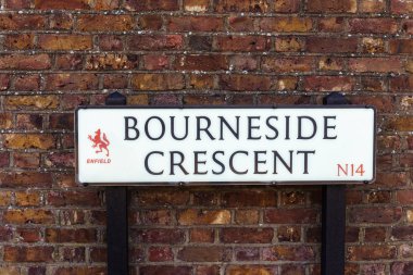 Sokak adı oturum açma Bourneside hilal yakınındaki Southgate sirk, Enfield, Kuzey Londra, İngiltere