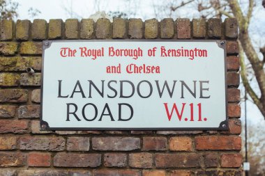 Sokak adı tabelada Lansdowne Road, Kensington ve Chelsea, Londra, İngiltere'de Royal Borough