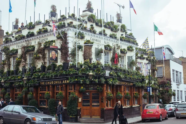 Londra, İngiltere - 10 Mart 2018: The Churchill Arms bir kamu Kensington Kilisesi Street, Notting Hill, Londra evidir. En az on dokuzuncu yüzyıldan beri sitede bir pub oldu.