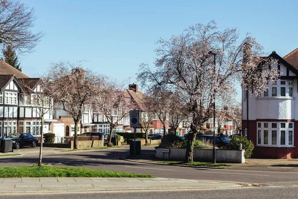 Londra/İngiltere - 25 Mart 2018: Tipik modern Britanya Teras evlerde İngiltere'de İngiltere'de bahar mevsimi ile Londra sokak