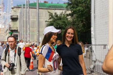 Moskova/Rusya - 1 Temmuz 2018: Rus hayranları halklardan ve Rus milli takımlar arasındaki maçtan önce Moskova şehir merkezindeki Nokolskaya Caddesi üzerinde fotoğraf çekimi