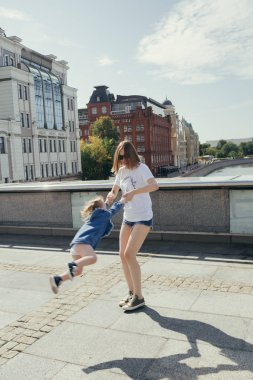 Genç Anne kızıyla birlikte sokakta oynarken