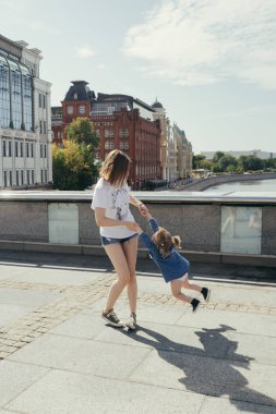 Genç Anne kızıyla birlikte sokakta oynarken