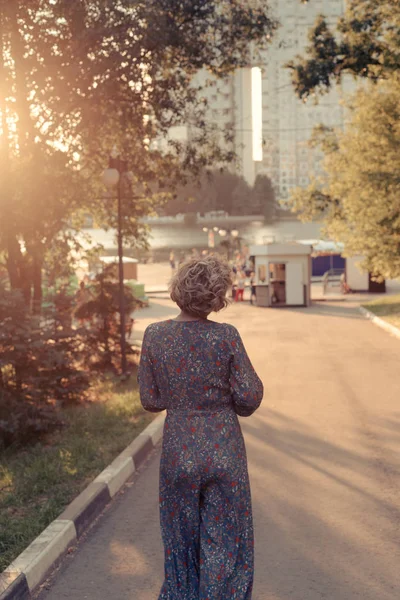 Woman Walking Road River Bank Sunset — Stock Photo, Image