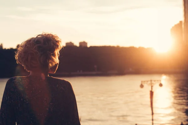 Sıcak güneşli bir günde bir parkta gülümseyen bir kadın portresi kadar kapatın