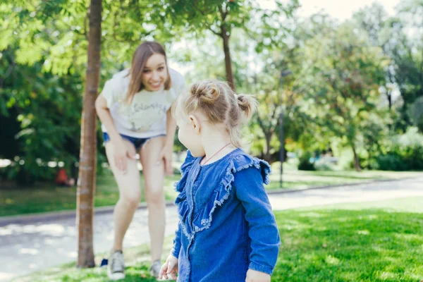 Portrait Years Old Girl Running Away Her Mother While Playing — Stock Photo, Image