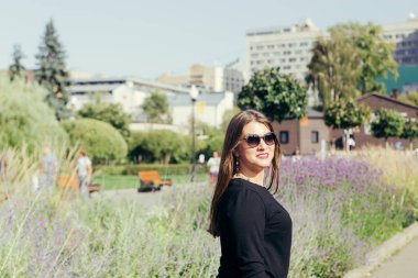 Şehir Parkı içinde bir kadın portresi kadar sıcak güneşli bir günde kapatın
