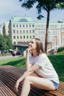 Moskova'nın merkezinde bir şehir parkta bankta poz genç bir kadın portresi