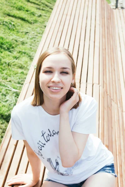 Close Portrait Young Woman Posing Bench City Park Centre Moscow — Stock Photo, Image