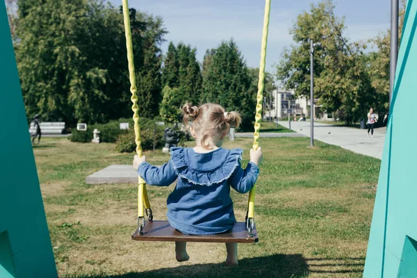 Moskova'nın merkezinde bir şehir parkta bankta poz genç bir kadın portresi kapatın
