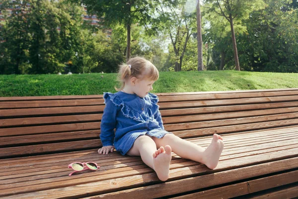 Holčičky Sedící Lavičce Městském Parku Teplý Slunečný Den — Stock fotografie