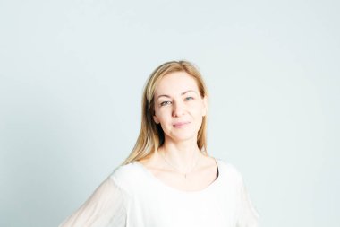 Beyaz arka plan beyaz elbiseli güzel kadın portresi kapatın