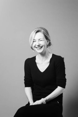 Gri arka plan siyah elbiseli güzel kadın portresi