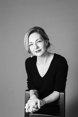 Gri arka plan siyah elbiseli güzel kadın portresi