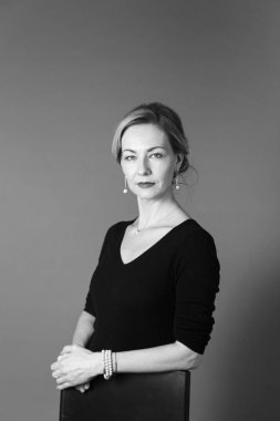 Gri arka plan siyah elbiseli güzel kadın portresi