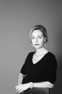 Gri arka plan siyah elbiseli güzel kadın portresi