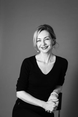 Gri arka plan siyah elbiseli güzel kadın portresi