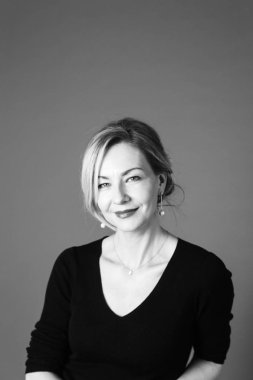 Gri arka plan siyah elbiseli güzel kadın portresi