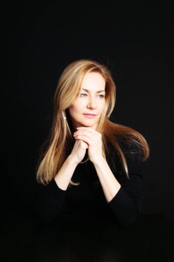 Siyah arka plan siyah elbiseli güzel bir kadın portresi studio kapatın