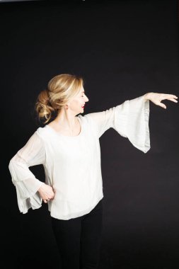 Stüdyo portre siyah arka plan beyaz elbiseli güzel kadının kapatın