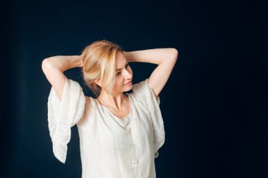 Siyah arka plan beyaz elbiseli güzel bir kadın portresi studio kapatın