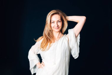 Siyah arka plan beyaz elbiseli güzel bir kadın portresi studio kapatın