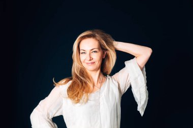 Siyah arka plan beyaz elbiseli güzel bir kadın portresi studio kapatın