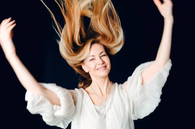 Bulanık hareket siyah arka plan beyaz elbiseli güzel bir kadın portresi studio kapatın