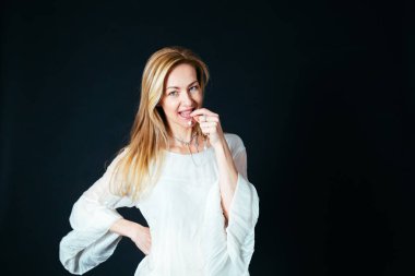 Siyah arka plan beyaz elbiseli güzel bir kadın portresi studio kapatın