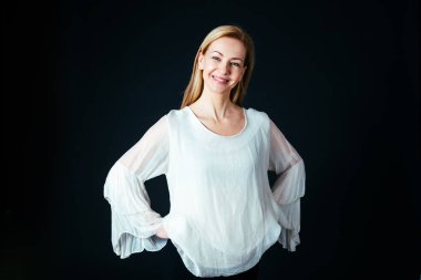 Siyah arka plan beyaz elbiseli güzel bir kadın portresi studio kapatın