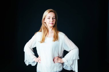 Siyah arka plan beyaz elbiseli güzel bir kadın portresi studio kapatın