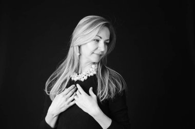 Siyah arka plan siyah elbiseli güzel bir kadın portresi studio kapatın