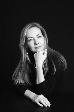 Siyah arka plan siyah elbiseli güzel bir kadın portresi studio kapatın