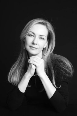 Siyah arka plan siyah elbiseli güzel bir kadın portresi studio kapatın