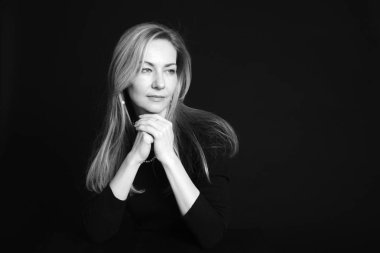 Siyah arka plan siyah elbiseli güzel bir kadın portresi studio kapatın