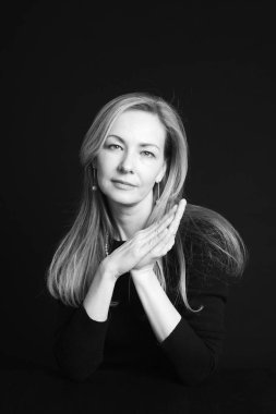 Siyah arka plan siyah elbiseli güzel bir kadın portresi studio kapatın