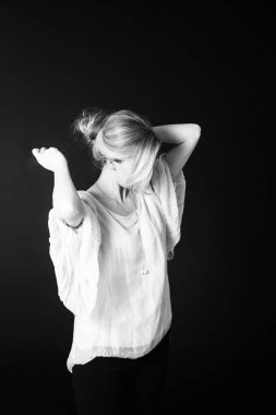 Stüdyo portre siyah arka plan beyaz elbiseli güzel kadının kapatın