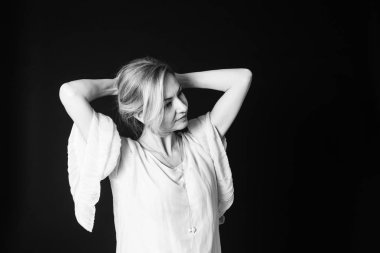 Siyah arka plan beyaz elbiseli güzel bir kadın portresi studio kapatın