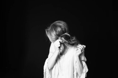 Siyah arka plan beyaz elbiseli güzel bir kadın portresi studio kapatın