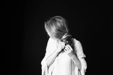 Siyah arka plan beyaz elbiseli güzel bir kadın portresi studio kapatın