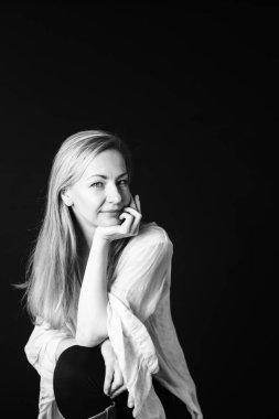 Siyah arka plan beyaz elbiseli güzel bir kadın portresi studio kapatın